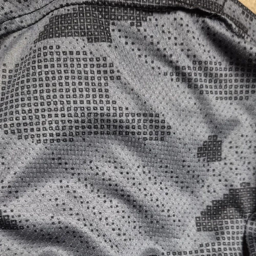 Old Navy Black and Gray Men's Tee
